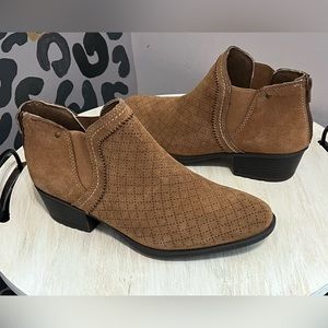 NWOT EARTH SPIRIT WOMEN'S RAINE COWBOY BOOTIE Size 9.5. Back zipper closure